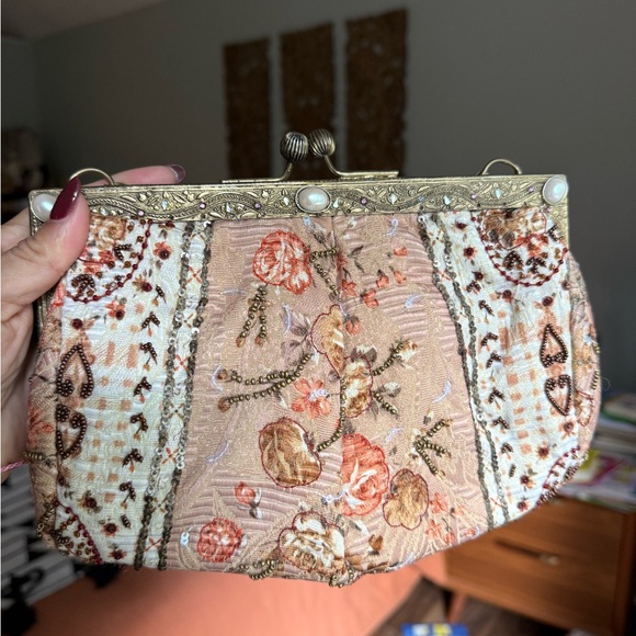 Vintage Embroidered Floral Clutch - Picture 1 of 3